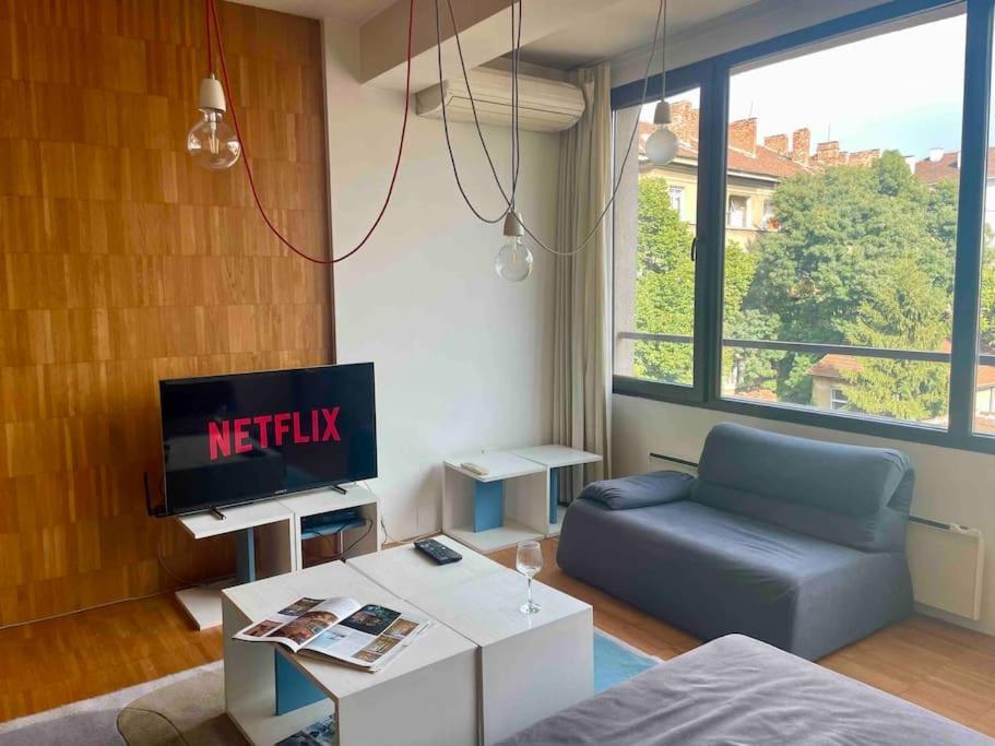 With Free Parking And Balcony Apartemen