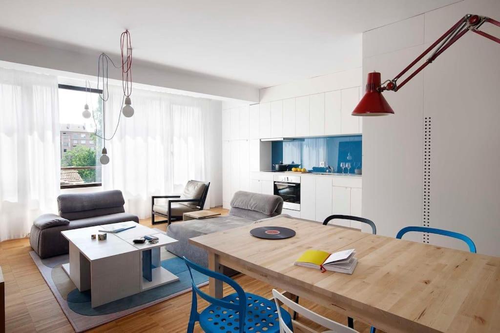 With Free Parking And Balcony Apartemen